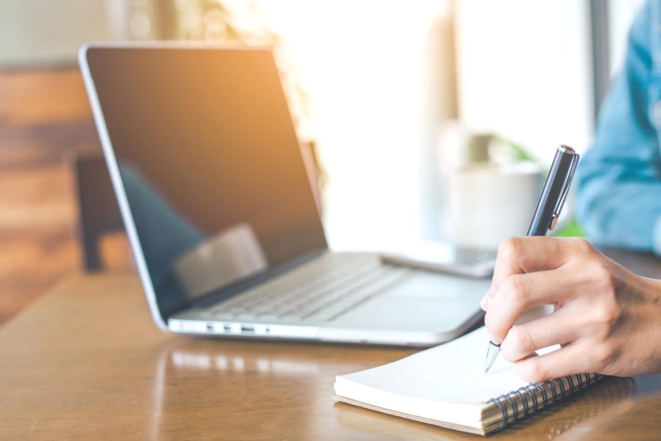 Instructor guiando ajustes de postura en clase de Ashtanga Yoga