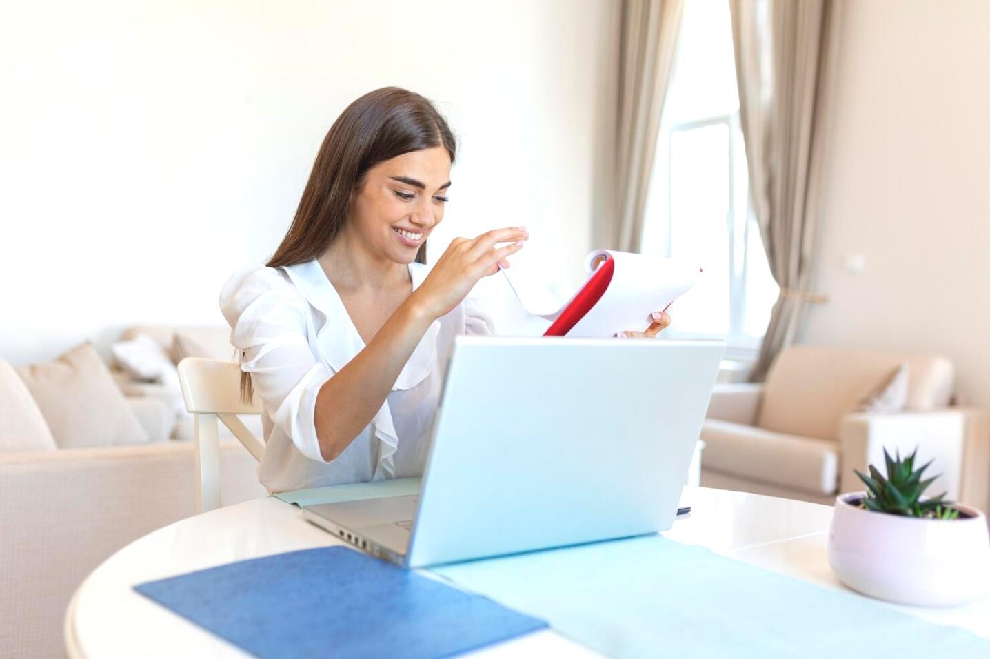 Estudiante practicando secuencias de Ashtanga Yoga en ambiente tranquilo
