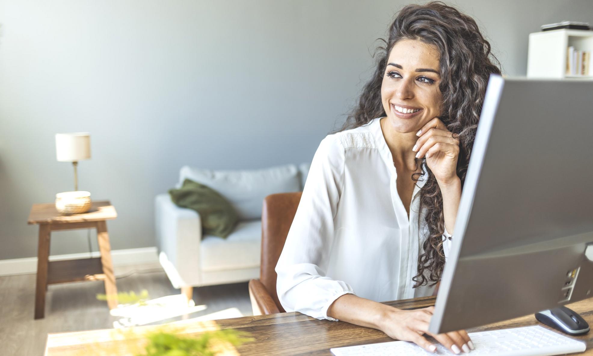 Espacio de práctica de yoga con luz natural y ambiente tranquilo donde nuestros instructores imparten clases
